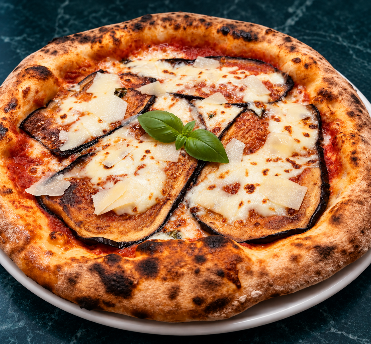 Pizza napoletana con melanzane, fior di latte e basilico